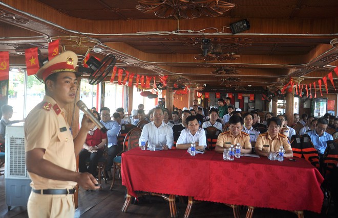 Trang bị kỹ năng cứu sinh cho lái tàu, thuyền viên trên sông Hàn - Ảnh 2.