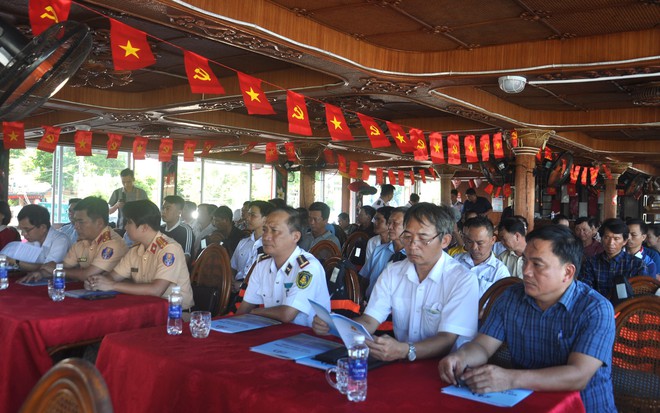 Trang bị kỹ năng cứu sinh cho lái tàu, thuyền viên trên sông Hàn - Ảnh 9.