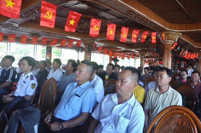 Trang bị kỹ năng cứu sinh cho lái tàu, thuyền viên trên sông Hàn - Ảnh 7.