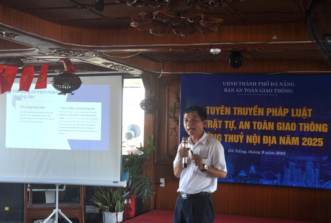 Trang bị kỹ năng cứu sinh cho lái tàu, thuyền viên trên sông Hàn - Ảnh 4.