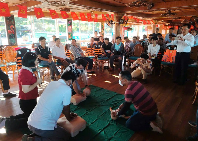 Trang bị kỹ năng cứu sinh cho lái tàu, thuyền viên trên sông Hàn - Ảnh 12.