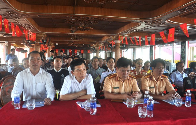 Trang bị kỹ năng cứu sinh cho lái tàu, thuyền viên trên sông Hàn - Ảnh 3.