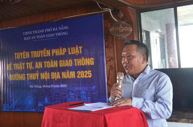 Trang bị kỹ năng cứu sinh cho lái tàu, thuyền viên trên sông Hàn - Ảnh 6.