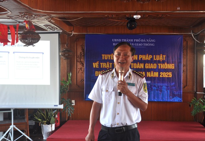 Trang bị kỹ năng cứu sinh cho lái tàu, thuyền viên trên sông Hàn - Ảnh 5.