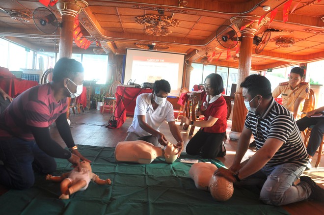 Trang bị kỹ năng cứu sinh cho lái tàu, thuyền viên trên sông Hàn - Ảnh 8.