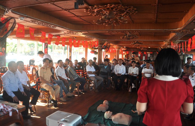 Trang bị kỹ năng cứu sinh cho lái tàu, thuyền viên trên sông Hàn - Ảnh 10.