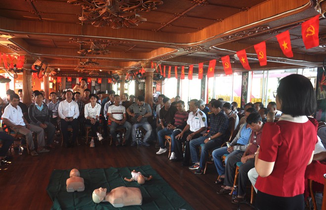 Trang bị kỹ năng cứu sinh cho lái tàu, thuyền viên trên sông Hàn - Ảnh 11.