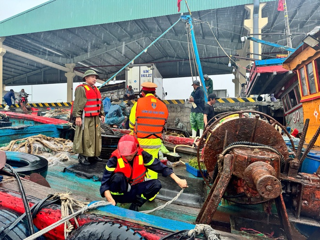 Huế, Đà Nẵng: Cận cảnh  công tác giúp dân ứng phó, phòng chống bão số 10- Ảnh 8.