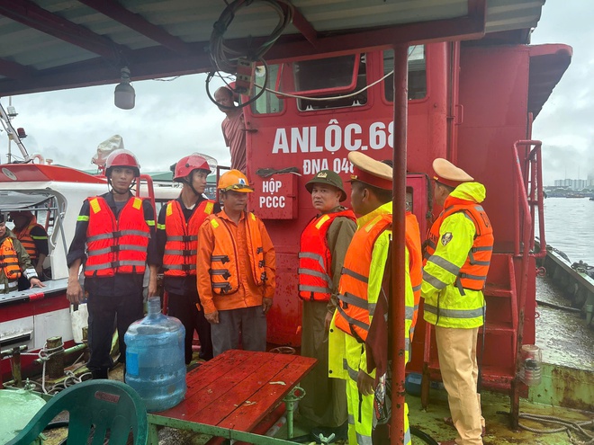 Huế, Đà Nẵng: Cận cảnh  công tác giúp dân ứng phó, phòng chống bão số 10- Ảnh 7.