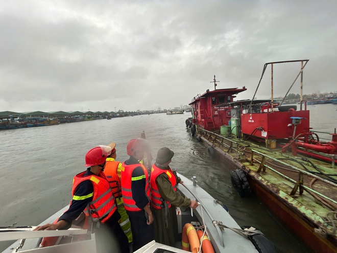 Huế, Đà Nẵng: Cận cảnh  công tác giúp dân ứng phó, phòng chống bão số 10- Ảnh 9.