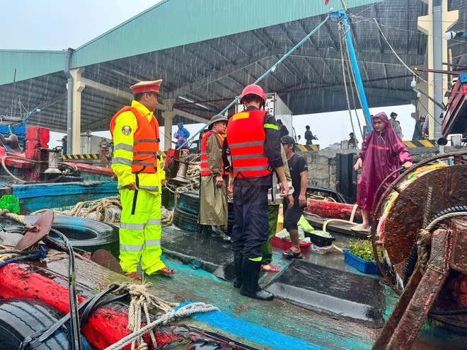 Huế, Đà Nẵng: Cận cảnh  công tác giúp dân ứng phó, phòng chống bão số 10- Ảnh 5.