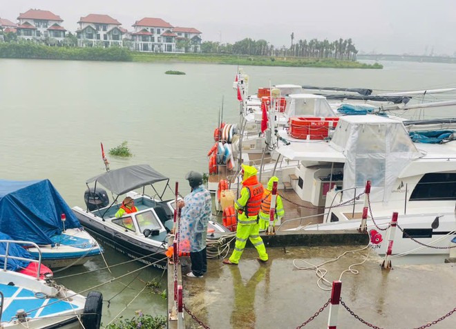 Huế, Đà Nẵng: Cận cảnh  công tác giúp dân ứng phó, phòng chống bão số 10- Ảnh 11.