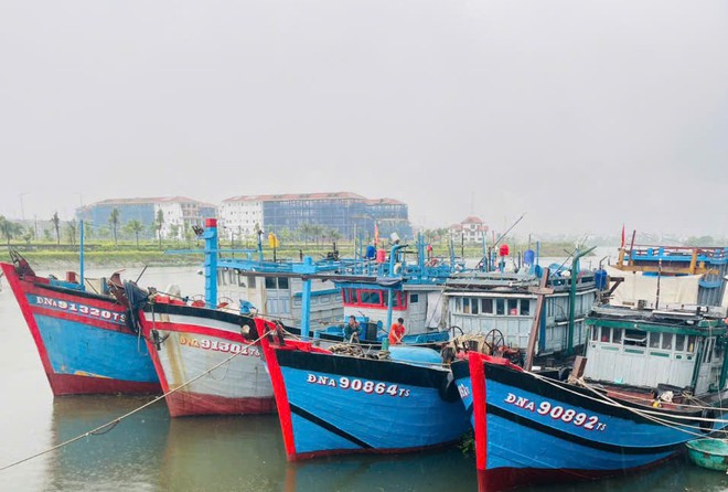 Huế, Đà Nẵng: Cận cảnh  công tác giúp dân ứng phó, phòng chống bão số 10- Ảnh 13.