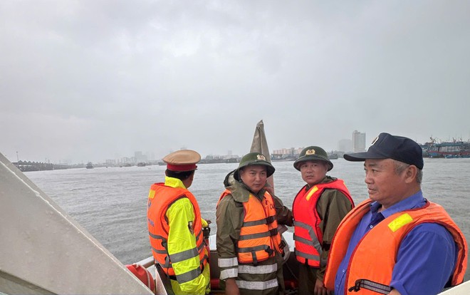 Huế, Đà Nẵng: Cận cảnh  công tác giúp dân ứng phó, phòng chống bão số 10- Ảnh 12.