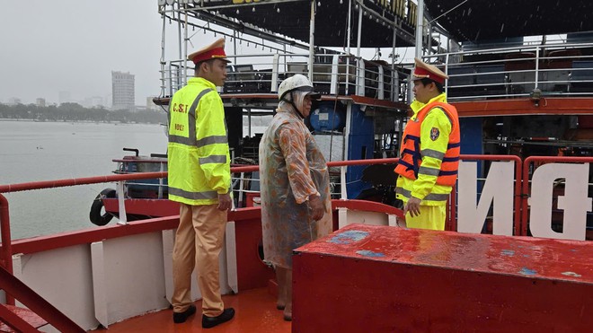 Huế, Đà Nẵng: Cận cảnh  công tác giúp dân ứng phó, phòng chống bão số 10- Ảnh 4.