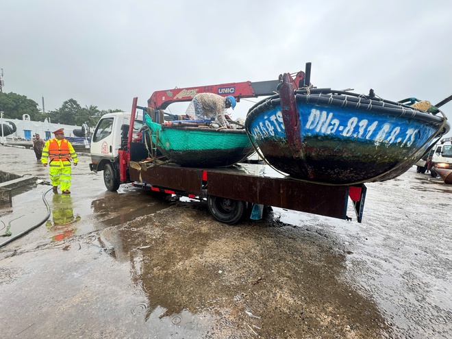 Huế, Đà Nẵng: Cận cảnh  công tác giúp dân ứng phó, phòng chống bão số 10- Ảnh 10.