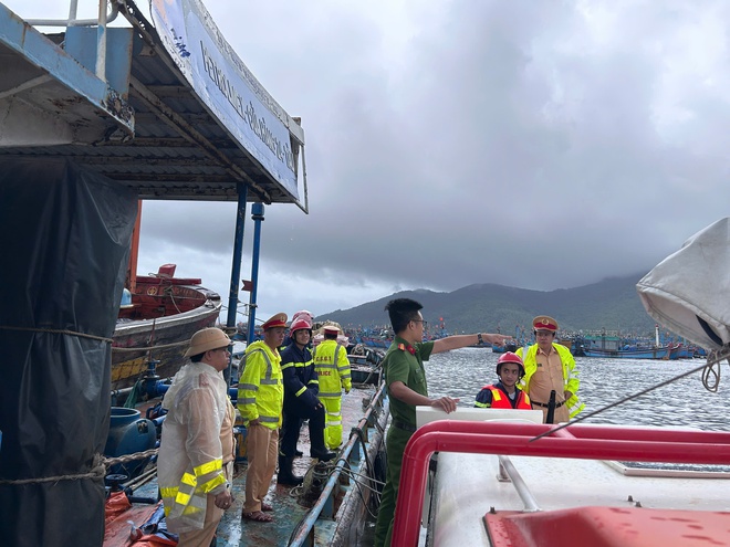 Thủy đoàn 1 phối hợp CSGT địa bàn ứng phó với bão số 10- Ảnh 4.