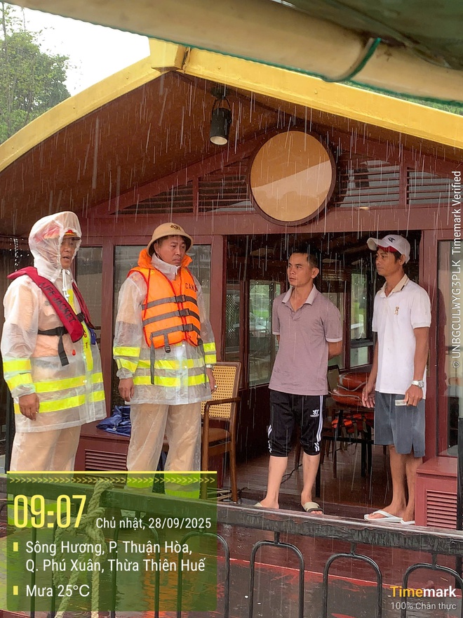 Thủy đoàn 1 phối hợp CSGT địa bàn ứng phó với bão số 10- Ảnh 3.