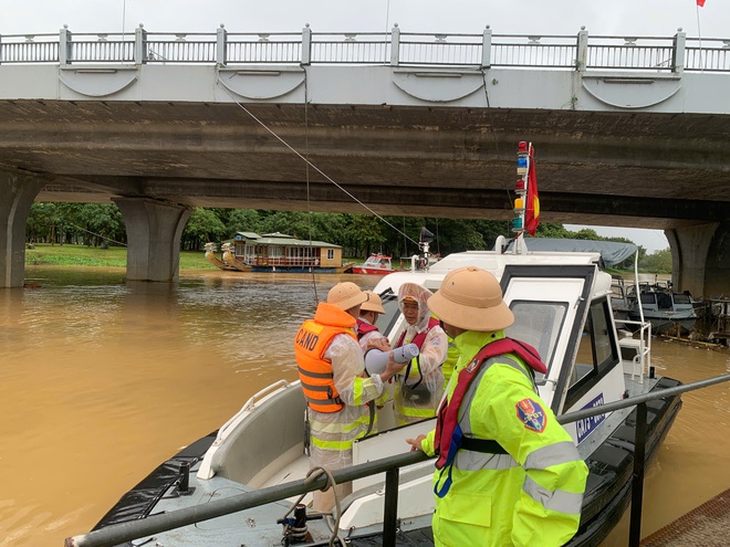 Thủy đoàn 1 phối hợp CSGT địa bàn ứng phó với bão số 10- Ảnh 1.