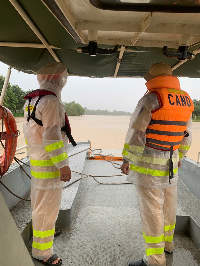 Thủy đoàn 1 phối hợp CSGT địa bàn ứng phó với bão số 10- Ảnh 2.