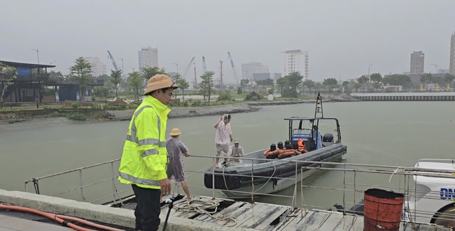 Thủy đoàn 1 phối hợp CSGT địa bàn ứng phó với bão số 10- Ảnh 5.