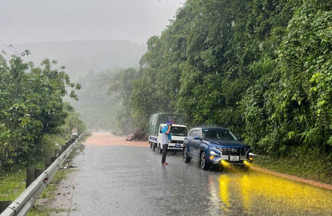 Cập nhật bão số 10: Nhiều tuyến quốc lộ ở Quảng Trị bị ngập sâu, giao thông chia cắt - Ảnh 2.