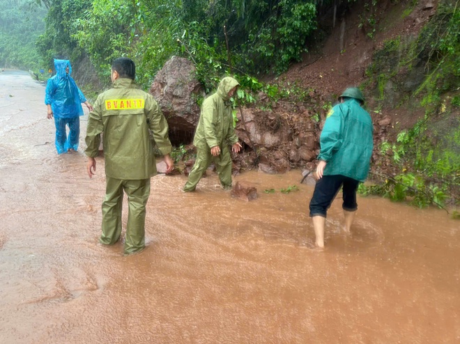 Cập nhật bão số 10: Nhiều tuyến quốc lộ ở Quảng Trị bị ngập sâu, giao thông chia cắt - Ảnh 4.