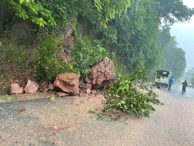 Cập nhật bão số 10: Nhiều tuyến quốc lộ ở Quảng Trị bị ngập sâu, giao thông chia cắt - Ảnh 3.