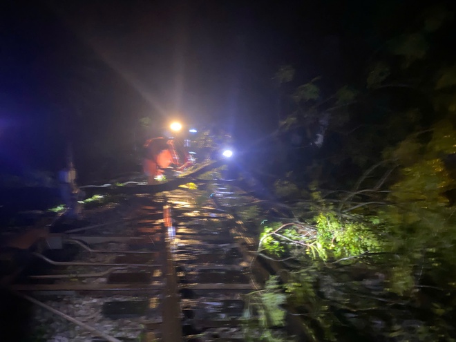 Chùm ảnh: Ngành đường sắt căng mình đảm bảo an toàn chạy tàu trong bão Bualoi- Ảnh 4.