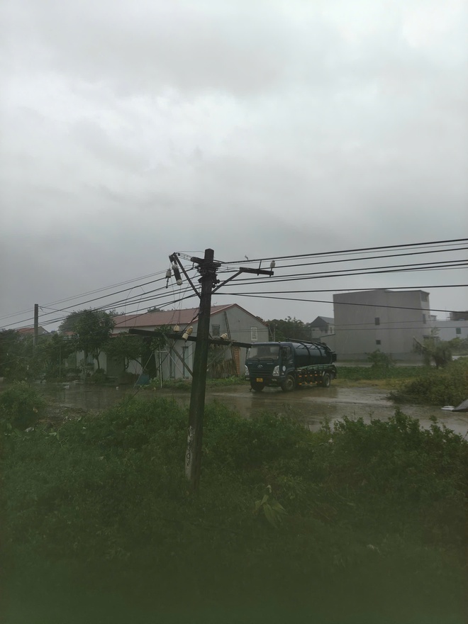 Chùm ảnh: Ngành đường sắt căng mình đảm bảo an toàn chạy tàu trong bão Bualoi- Ảnh 2.