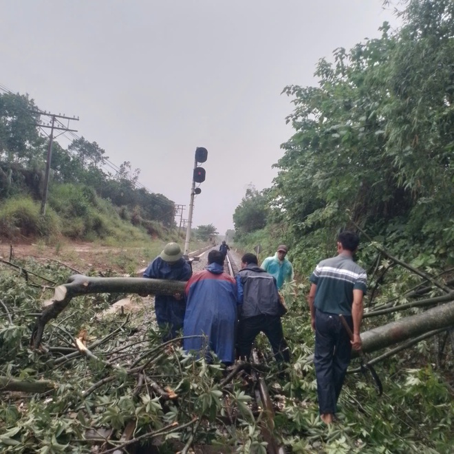 Chùm ảnh: Ngành đường sắt căng mình đảm bảo an toàn chạy tàu trong bão Bualoi- Ảnh 6.