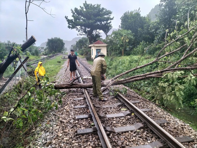 Chùm ảnh: Ngành đường sắt căng mình đảm bảo an toàn chạy tàu trong bão Bualoi- Ảnh 8.