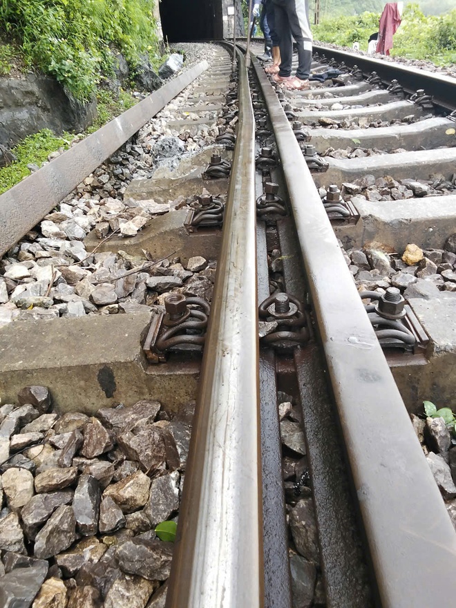 Chùm ảnh: Ngành đường sắt căng mình đảm bảo an toàn chạy tàu trong bão Bualoi- Ảnh 9.