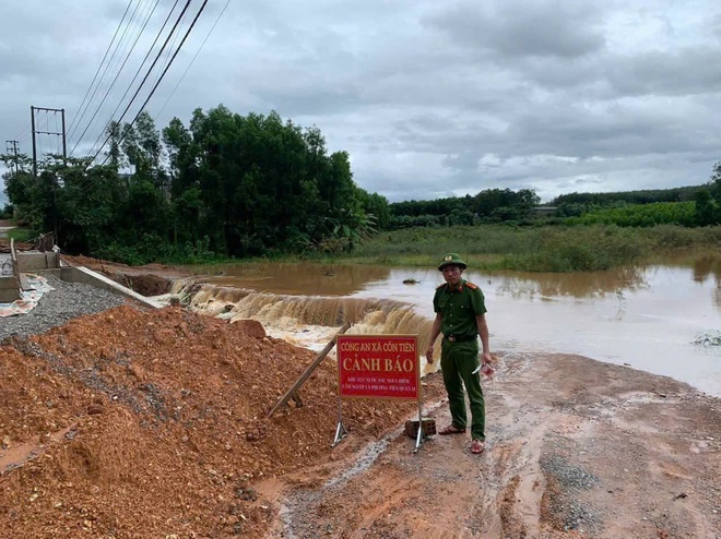 Quảng Trị: Giao thông tê liệt khi nhiều tuyến quốc lộ, tỉnh lộ ngập sâu, có đoạn tuyến ngập 2 - 4m - Ảnh 21.