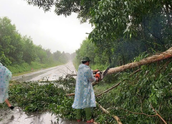 Quảng Trị: Giao thông tê liệt khi nhiều tuyến quốc lộ, tỉnh lộ ngập sâu, có đoạn tuyến ngập 2 - 4m - Ảnh 8.