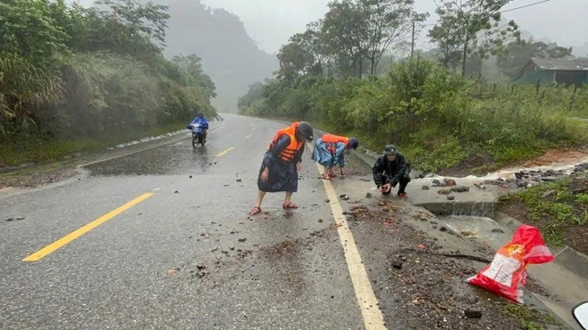 Quảng Trị: Giao thông tê liệt khi nhiều tuyến quốc lộ, tỉnh lộ ngập sâu, có đoạn tuyến ngập 2 - 4m - Ảnh 11.