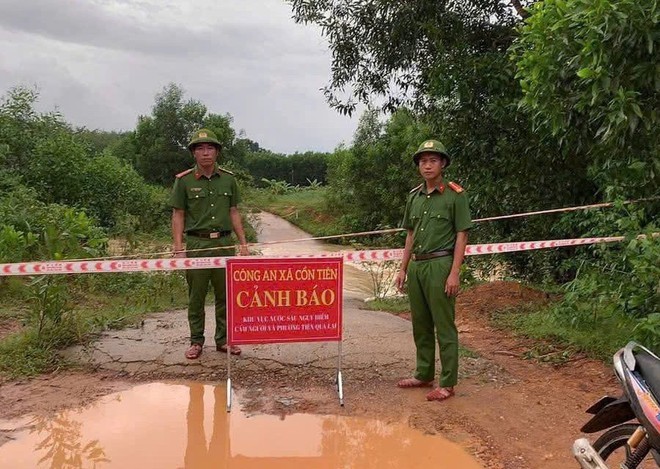 Quảng Trị: Giao thông tê liệt khi nhiều tuyến quốc lộ, tỉnh lộ ngập sâu, có đoạn tuyến ngập 2 - 4m - Ảnh 6.