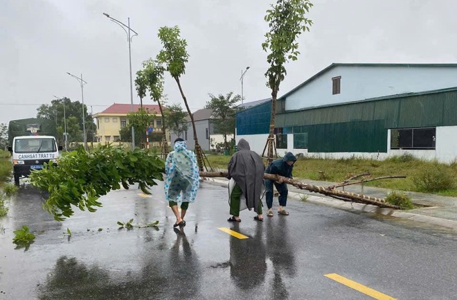 Quảng Trị: Giao thông tê liệt khi nhiều tuyến quốc lộ, tỉnh lộ ngập sâu, có đoạn tuyến ngập 2 - 4m - Ảnh 5.