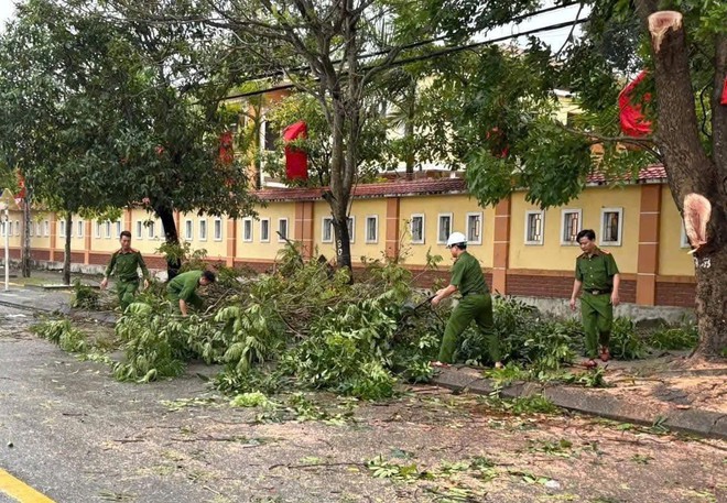 Quảng Trị: Giao thông tê liệt khi nhiều tuyến quốc lộ, tỉnh lộ ngập sâu, có đoạn tuyến ngập 2 - 4m - Ảnh 4.