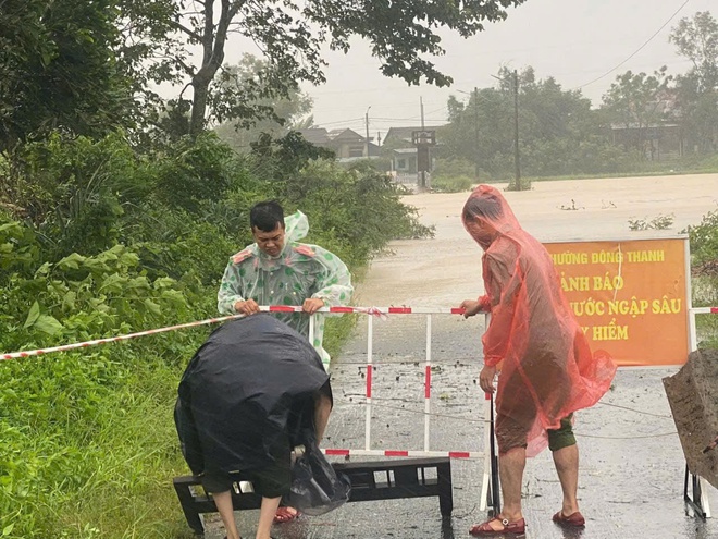 Quảng Trị: Giao thông tê liệt khi nhiều tuyến quốc lộ, tỉnh lộ ngập sâu, có đoạn tuyến ngập 2 - 4m - Ảnh 13.