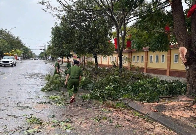 Quảng Trị: Giao thông tê liệt khi nhiều tuyến quốc lộ, tỉnh lộ ngập sâu, có đoạn tuyến ngập 2 - 4m - Ảnh 3.