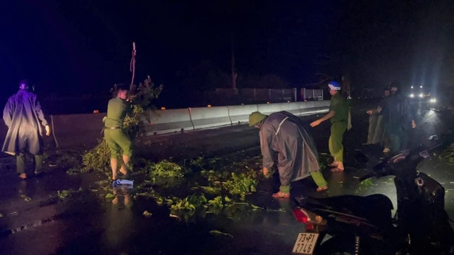 Quảng Trị: Giao thông tê liệt khi nhiều tuyến quốc lộ, tỉnh lộ ngập sâu, có đoạn tuyến ngập 2 - 4m - Ảnh 15.