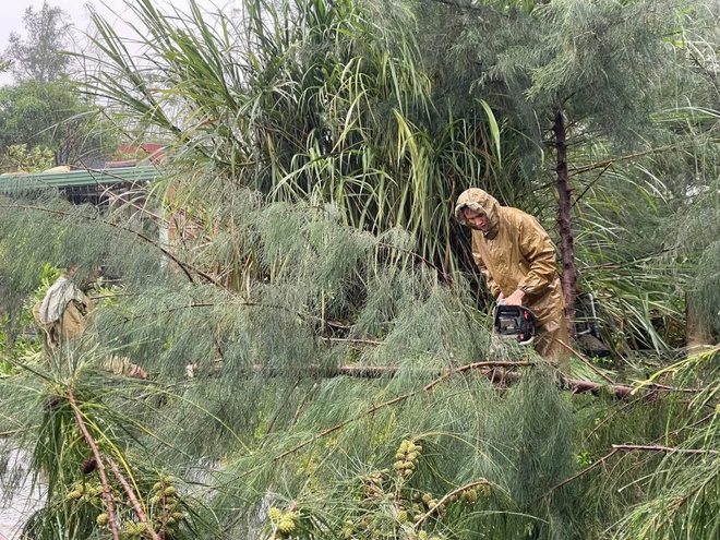 Quảng Trị: Giao thông tê liệt khi nhiều tuyến quốc lộ, tỉnh lộ ngập sâu, có đoạn tuyến ngập 2 - 4m - Ảnh 18.