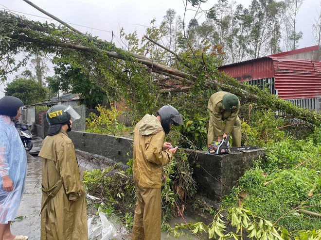 Quảng Trị: Giao thông tê liệt khi nhiều tuyến quốc lộ, tỉnh lộ ngập sâu, có đoạn tuyến ngập 2 - 4m - Ảnh 19.