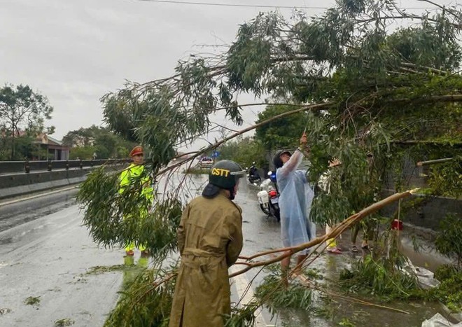 Quảng Trị: Giao thông tê liệt khi nhiều tuyến quốc lộ, tỉnh lộ ngập sâu, có đoạn tuyến ngập 2 - 4m - Ảnh 2.