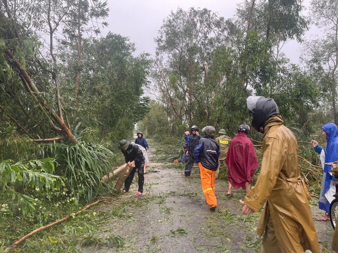 Quảng Trị: Giao thông tê liệt khi nhiều tuyến quốc lộ, tỉnh lộ ngập sâu, có đoạn tuyến ngập 2 - 4m - Ảnh 20.
