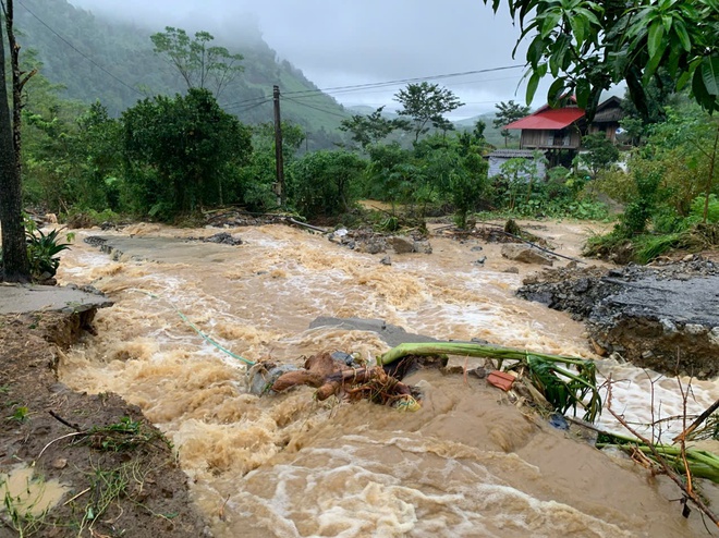 Sơn La: Nhiều tuyến đường quốc lộ, tỉnh lộ bị thiệt hại do bão số 10 gây ra - Ảnh 4.