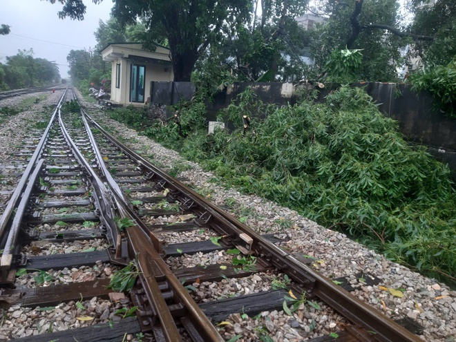 Gián đoạn vận tải đường sắt do bão số 10 (Bualoi) gây ra - Ảnh 4.