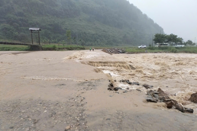 Sơn La: Nhiều tuyến đường quốc lộ, tỉnh lộ bị thiệt hại do bão số 10 gây ra - Ảnh 3.