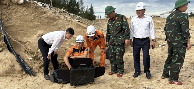 Chạy đua thời gian tìm kiếm 9 thuyền viên trên hai tàu cá bị chìm ở Quảng Trị trong bão số 10 - Ảnh 1.